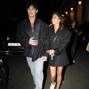 Paul Forman und Ashley Park im Partnerlook bei Fashion Week