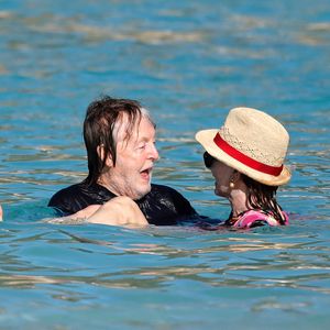 Paul McCartney genießt karibischen Strandtag mit Frau Nancy