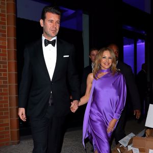 Stiefmutter lag falsch: Kylie Minogue ist doch nicht verlobt