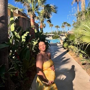 Schwangere Paulina Pilch zeigt ihren wachsenden Babybauch