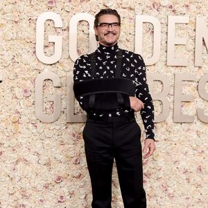 Gestürzt: Pedro Pascal trägt Armschlinge bei Golden Globes