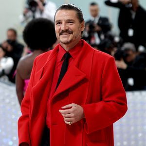 Pedro Pascal flasht in feuerrotem Mantel auf der Met Gala