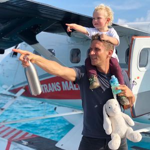 Mit Emil-Ocean auf dem Arm: Peer Kusmagk stürzt ins Wasser