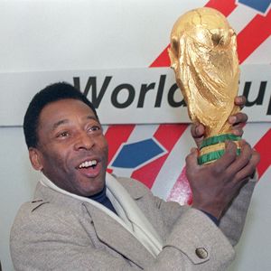 Stadien weltweit sollen nach Pelé (†82) benannt werden!
