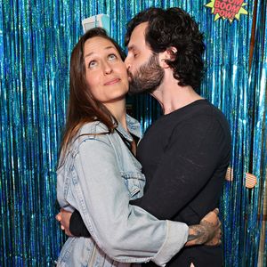 Sehr Selten! Penn Badgley verliebt mit seiner Frau auf Event