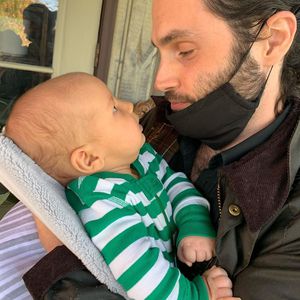 Süß: Hier knuddelt Neu-Papa Penn Badgley mit seinem Sohn