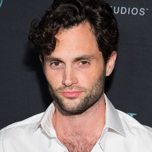 Bei "You"-Dreh: Penn Badgley zeigt seine muskulösen Arme!
