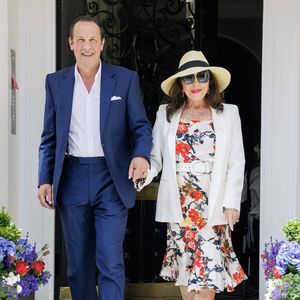 An ihrem 90. Geburtstag: Joan Collins strahlt in London!