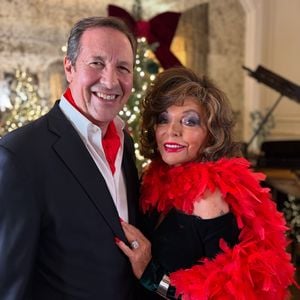 Joan Collins strahlt mit ihrem 32 Jahre jüngeren Mann
