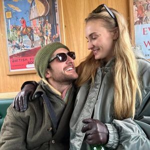 Sophie Turner und Peregrine Pearson knutschen in London