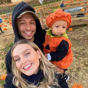 Total niedlich: Perrie Edwards' Sohn posiert im Kürbiskostüm