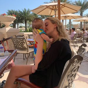 Süßer Schnappschuss: Perrie Edwards knuddelt ihr Baby Axel