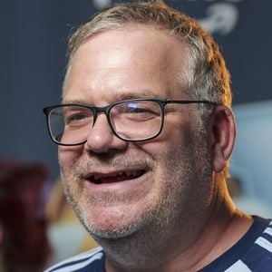 Elton feiert Witze über Blondinen auch heute noch