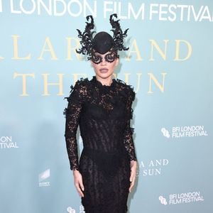 Rita Ora stiehlt mit diesem Gothiclook allen die Show