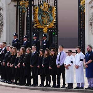 So emotional verabschieden sich die Bediensteten der Queen