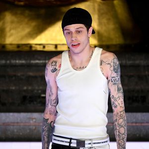 Krass! Pete Davidson lässt sich über 100 Tattoos entfernen