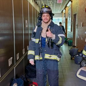 In Krise: Pete Davidson besucht Feuerwehr-Event ohne Elsie