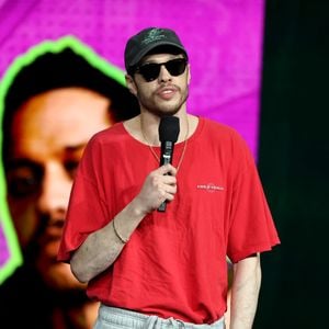 Alles weg: Pete Davidson zeigt tattoolose Arme bei CinemaCon