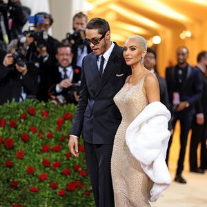 Kaum erkannt: Blonde Kim Kardashian mit Pete bei Met Gala
