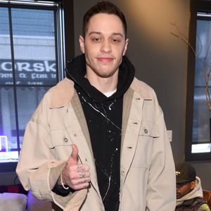Trennung von Kate: Pete Davidson strahlt Liebes-Kummer weg
