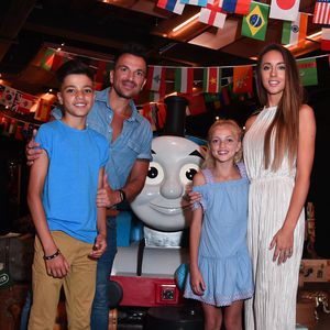 Video: Peter Andre fällt von der Bühne