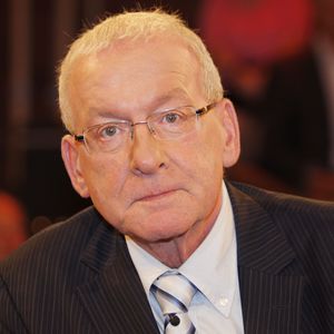 Dreist! Peter Zwegat wird per SMS gekündigt!