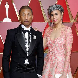 Style oder Schutz? Drillingsvater Pharrell trägt Maske