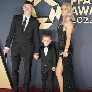 Phil Foden strahlt mit seiner Familie auf dem roten Teppich