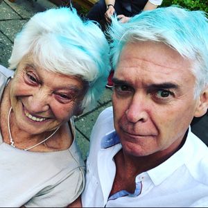 Phillip Schofield verstreut Mamas Asche bei Sonnenuntergang
