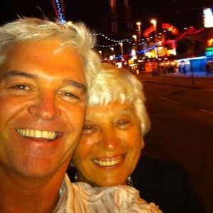 BBC-Star Phillip Schofield trug den Sarg seiner Mutter (†)