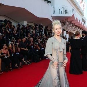 Phoebe Bridgers verewigt Freund Bo Burnham auf der Haut