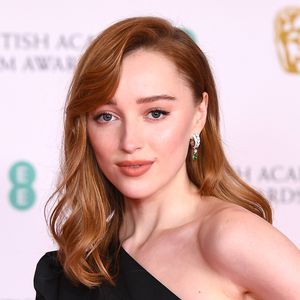 Total verändert: So sieht Phoebe Dynevor in neuem Film aus