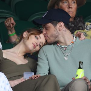 Offiziell: "Bridgerton"-Phoebe und Pete Davidson sind Paar!