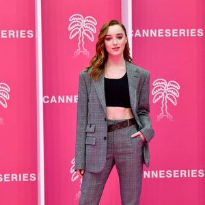 So cool rockte Phoebe Dynevor den roten Teppich in Cannes