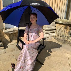 Phoebe Dynevor: Lustiges Throwback-Pic vom "Bridgerton"-Set!