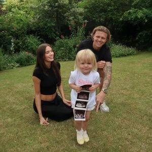 Phoebe Tomlinson verrät das Geschlecht ihres zweiten Babys