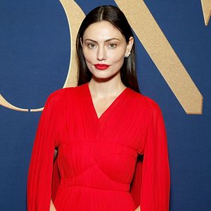Frisch verlobt? Phoebe Tonkin zeigt großen Klunker auf Event