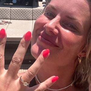 Pia Tillmann präsentiert voller Freude ihren Verlobungsring!