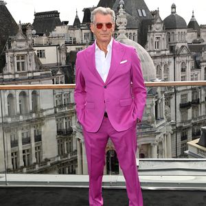 Mut zur Farbe! Pierce Brosnan posiert in pinkfarbenem Anzug