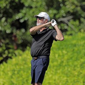 Entspannung pur: Pierce Brosnan spielt Golf auf Hawaii!