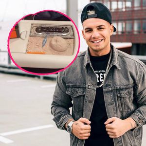 Schräg? Pietro hat kleinen Sandkasten für Alessio im Auto