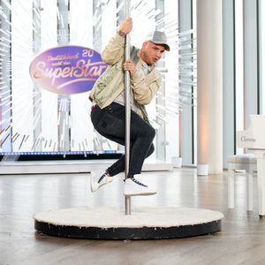 Mini-Verletzung: Pietro Lombardi versucht sich im Poledance