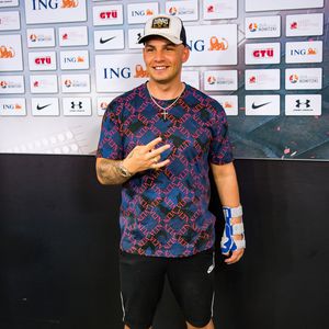 Mit eigenem Fahrstuhl: Pietro zeigt sein "Lombardi-Haus"