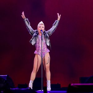Pink stoppt Konzert, als die Wehen bei einem Fan einsetzen!