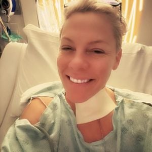 Bandscheiben-OP: Pink beginnt das Jahr 2026 im Krankenhaus