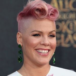 Wie einst die Mama: Pinks Sohn Jameson hat pinkfarbene Haare