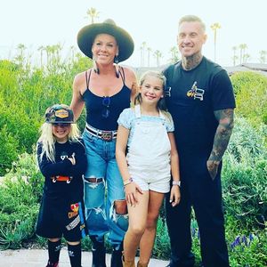 Neues Foto: Pink posiert mit Mann Carey und den Kindern
