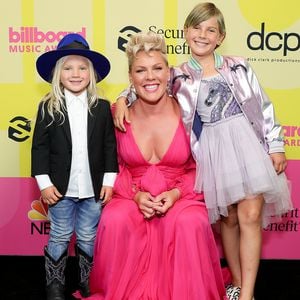 Schrill und bunt: Die coolsten Looks der Billboard Awards