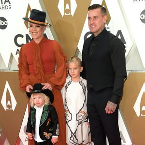Als Trost: Pinks Kids basteln ihr Grammy aus Alufolie