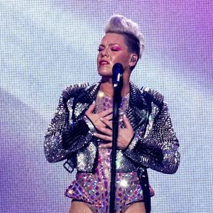 Pink entschuldigt sich bei Fans für Konzert-Absage in Bern